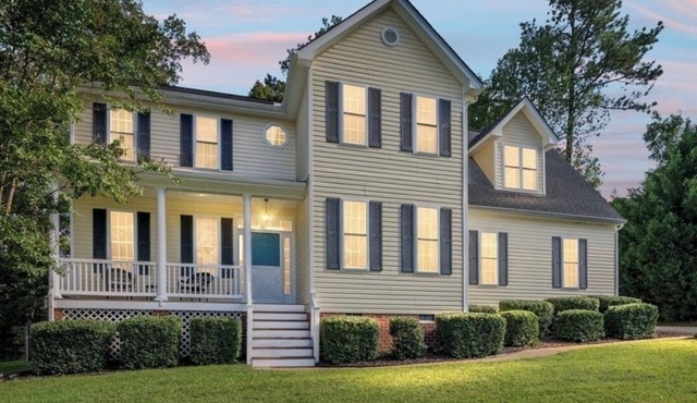 Hilltop House- Clean, Comfortable & Convenient