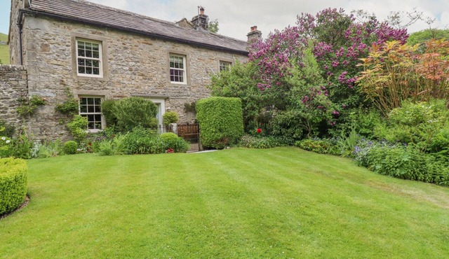 HILLTOP HOUSE, family friendly, luxury holiday cottage in Starbotton