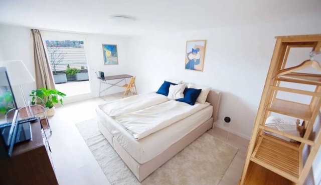 Hilltop-house, near train, 180° view, big terrasse, friendly