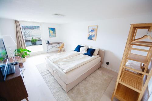 Hilltop-house, near train, 180° panorama, friendly