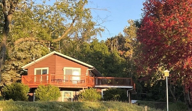 Hilltop house overlooking Whitewater Lake with beach & boat access mins away.