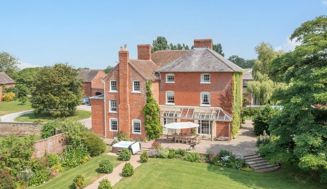 HILLTOP HOUSE, pet friendly, luxury holiday cottage in Tenbury Wells