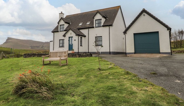 HILLTOP HOUSE, pet friendly, character holiday cottage in Staffin