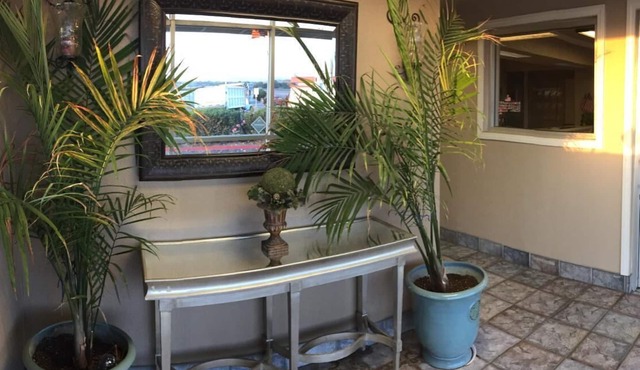 Hilltop Inn & Suites