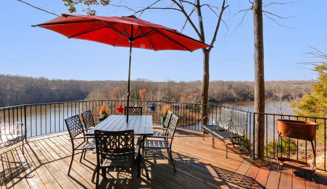 Hilltop Lakefront Historical Home w/SPECTACULAR VIEW 40 min from Washington DC!