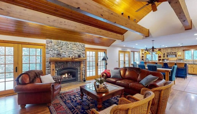 Hilltop Lodge - Beautiful Hayden Lake Home W/Deck