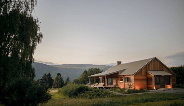 Hilltop Lodge - Four Bedroom Villa, Sleeps 8