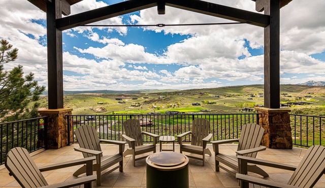 Hilltop Luxury with Views, Privacy & Hot Tub, 30-Day Retreat in Gated Community