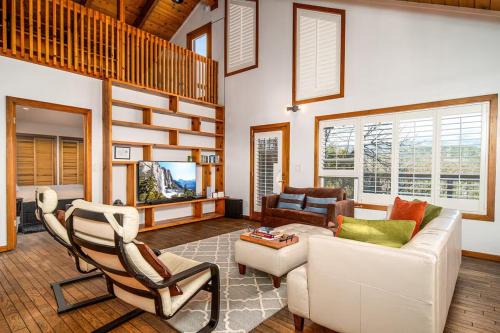 Hilltop Luxury Yosemite Retreat with Spa, Pool, Views