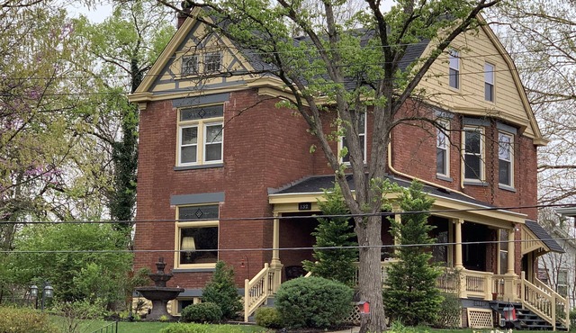 Hilltop Manor, Celebrity themed rooms.