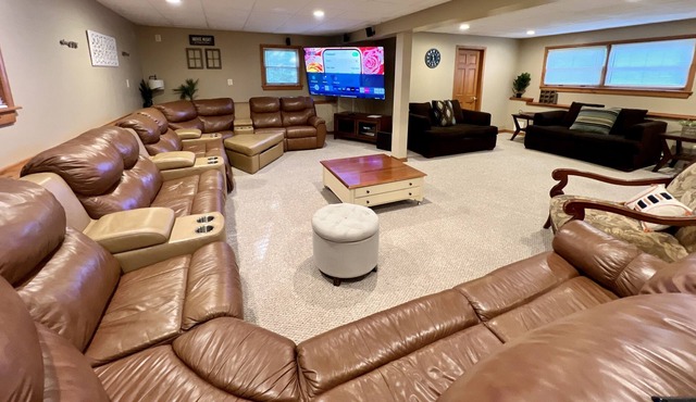 HillTop Manor - Spacious 6 BR +PS5+Fire pit+Pool Table