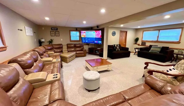 HillTop Manor-Spacious 6BR+PS5+FirePit+Pool Table