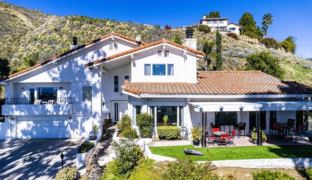 Hilltop Nature Retreat! Pool, Private, Peaceful! Mountain and City Views!
