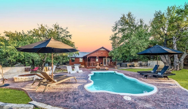 Hilltop Oasis w/Pool, Hot Tub, Fire Pit + Views