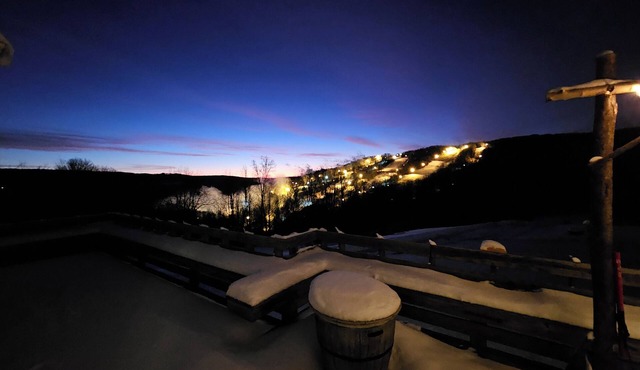 Hilltop Overlook with sweeping views, private entrance. Cozy interior