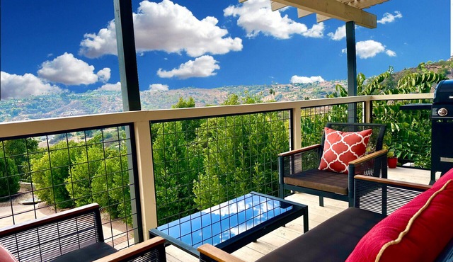 Hilltop Penthouse Cottage with Sweeping Views