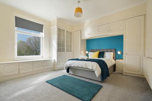 HILLTOP PLACE SUITES 4 Bedrooms 6 BEDS for CONTRACTORS near M1J31 FREE PARKING FOR VANS