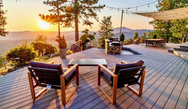Hilltop Retreat: Hot Tub, Sauna, Fire Pit, Stunning Valley Views