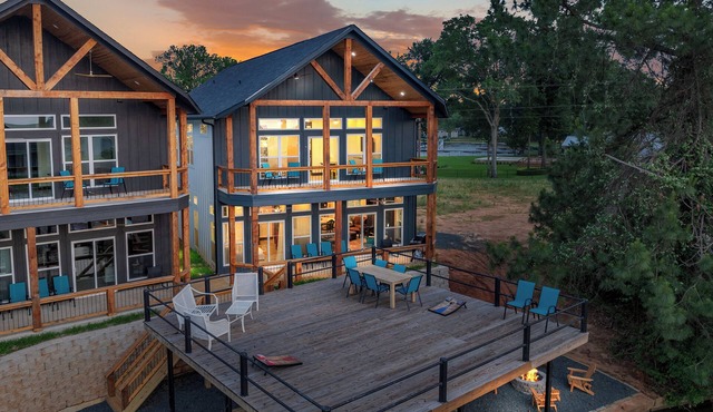 Hilltop Retreat, Lakefront 6BR, Boat Dock, Hot Tub