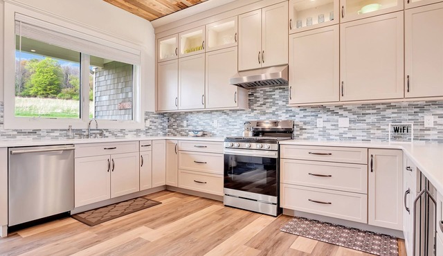 Hilltop Retreat - Modern home 5mi to Coop