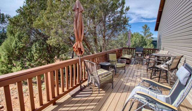 Hilltop Retreat on an acre - perfect for family and friends