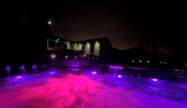 Hilltop Retreat: Panoramic Views, Sunsets, Seclusion, Hot Tub, Fire Pit