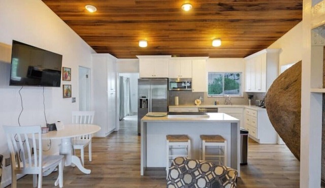 Hilltop Retreat, Private Hiking Trails, Main House + 2 Vills, Open Views