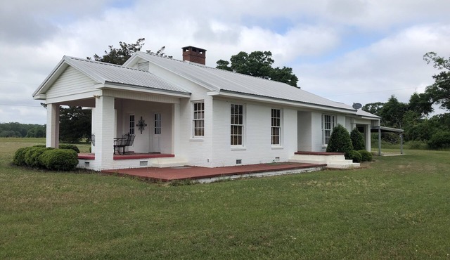 Hilltop Retreat . Private house surrounded by nature. Just 2 miles from Lake.