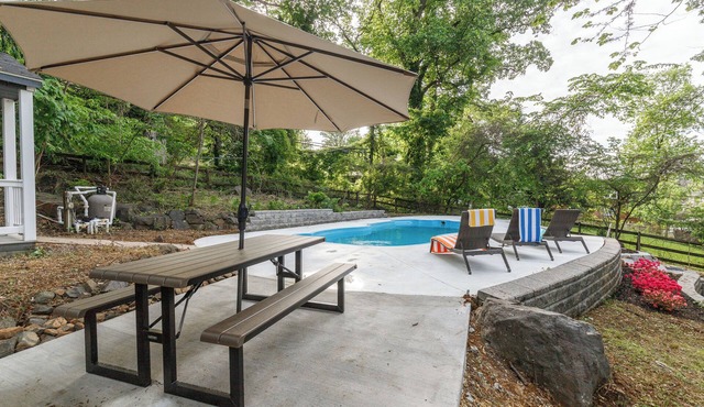 Hilltop Retreat w/Pool, Games & Sunroom