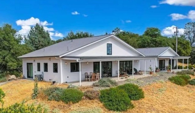 Hilltop Retreat – Wine Country with Ski Resort Access