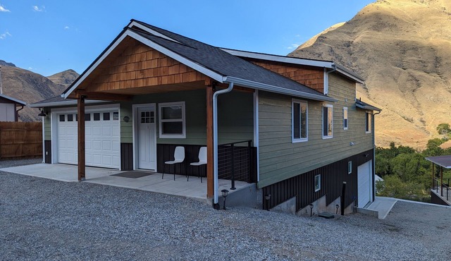 Hilltop River View within walking distance to town