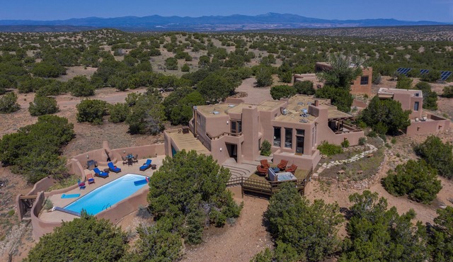 Hilltop, Santa Fe: Pool, 32 Acres, Staggering Views, Luxury Home, Hot Tub, A/C.