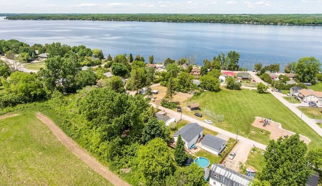 Hilltop Shack with hot tub & sauna on Sturgeon Lake
