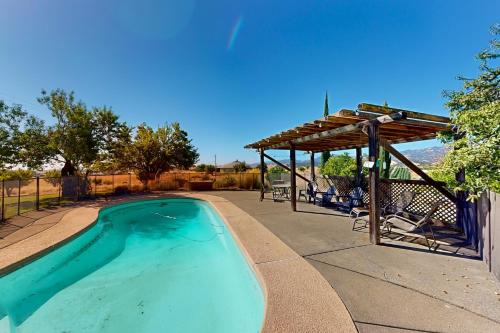 Hilltop Sierra-View Home Ranchito Retreat with Pool