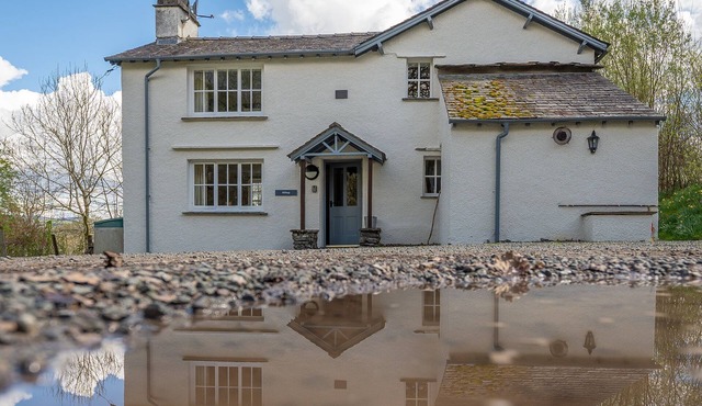 Hilltop - sleeps 4 guests in 2 bedrooms