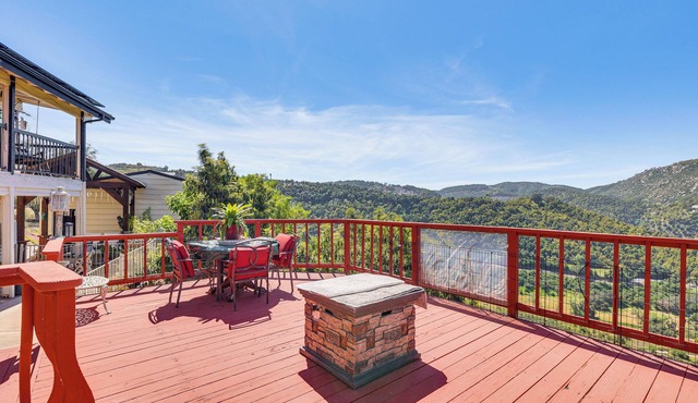 Hilltop Valley Center House w/Balcony & Mtn Views!