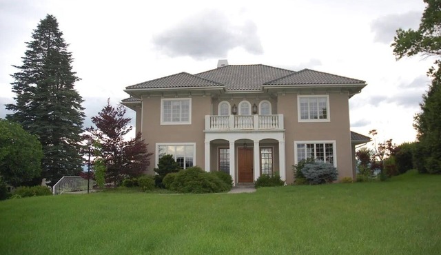 Hilltop View house. Stylish 4 bedroom luxury home with 360 degree views