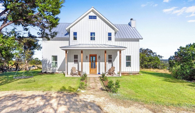 Hilltop Views, Dog Friendly, Deck, Fire Pit & Near Pedernales Falls