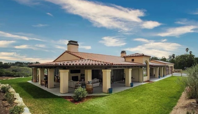 Hilltop Villa in Wine Country