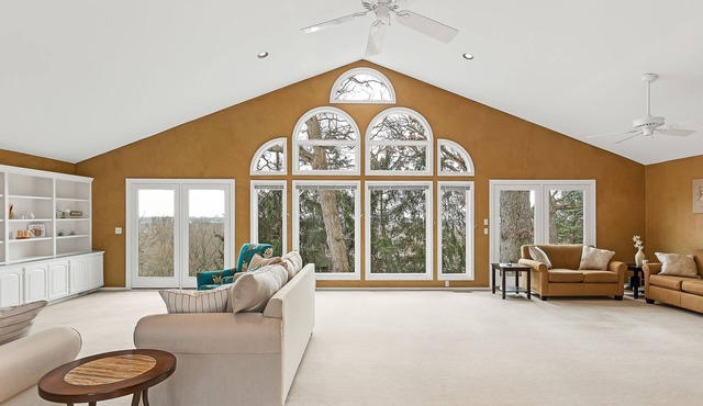 Hilltop Villa Near Starved Rock State Park