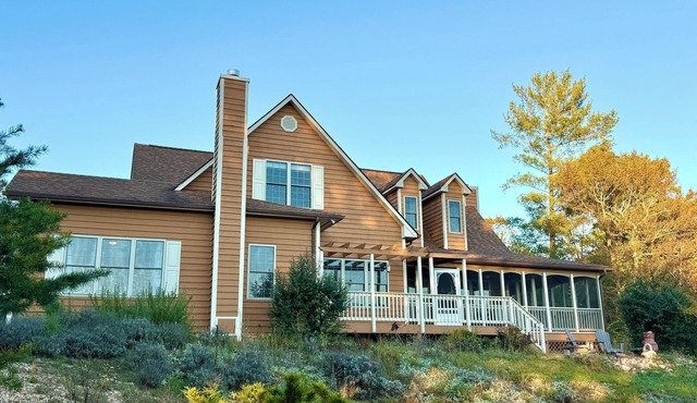 Hilltop Villa with exceptional views, game room, starlink, 90 minutes to DC