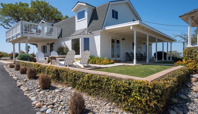 Hilltop Vineyard Estate with 360 Views, Hot Tub & Pool!