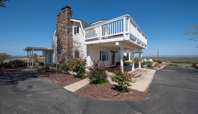 Hilltop Vineyard Home w/360 Views, Pool & Fire Pit!