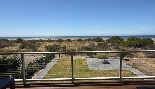 Hilltopia - Beachfront! Pool table! Free Wifi!