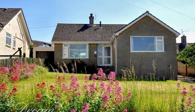 HILLVIEW BUNGALOW, pet friendly, with a garden in Burton Bradstock