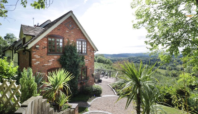 HILLVIEW COTTAGE, family friendly, with open fire in Knightwick