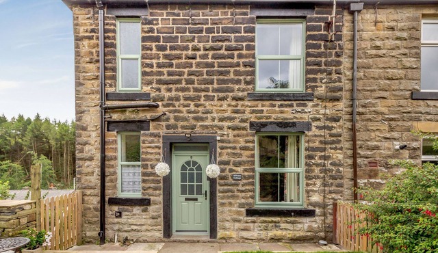 HILLVIEW COTTAGE, pet friendly, character holiday cottage in Bacup