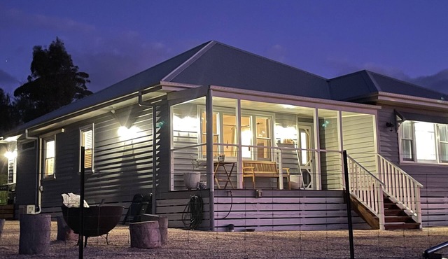 Hillview Country House - Luxury Retreat near Maldon, Best Views, Firepit & Deck