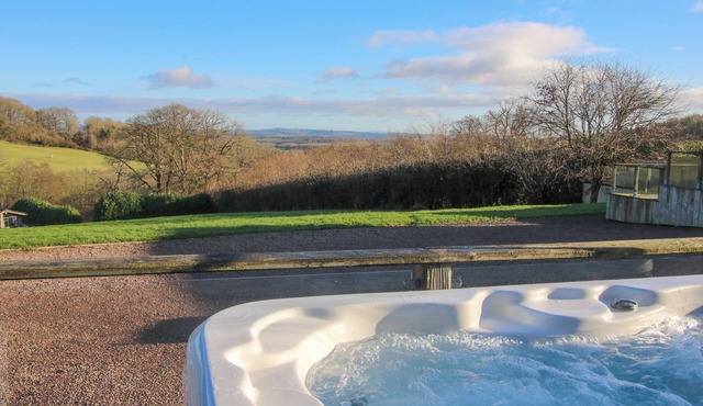 HILLVIEW, family friendly, with hot tub in Cleobury Mortimer