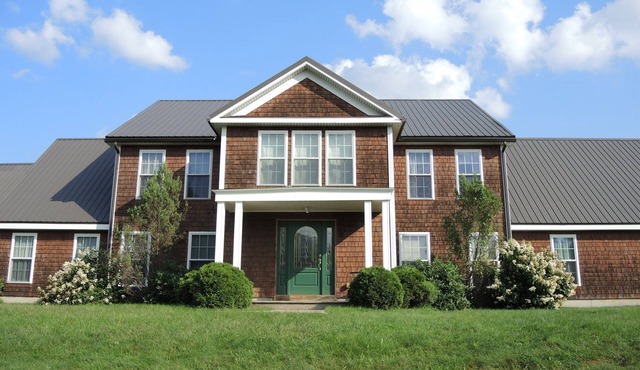 Hillview Manor- close to Dreams Park, game room, fire pit